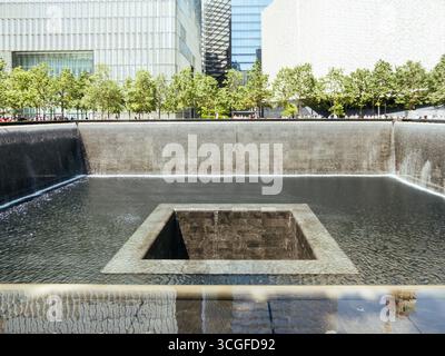 NEW YORK, USA - 6. Juli 2025: Die berühmte Gedenkstätte 911 an einem klaren Sommertag in Manhattan, New York, USA Stockfoto