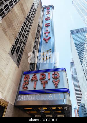 NEW YORK, USA - 6. Juli 2025: Die ikonische Fassade der Radio City Music Hall in Manhattan, New York, USA Stockfoto