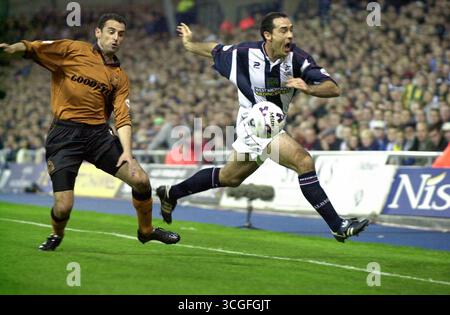 West Bromwich Albion gegen Wolverhampton Wanderers, 25. Oktober 2001 Kevin Muscat und Bob Taylor Stockfoto
