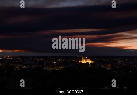 catedral de León al atardecer Stockfoto