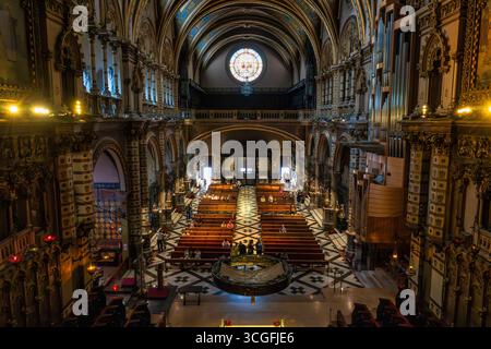 Blick auf das Kirchenschiff vom Zimmer der Jungfrau in der Basilika Santa Maria de Montserrat in der Region Katalonien in Spanien Stockfoto