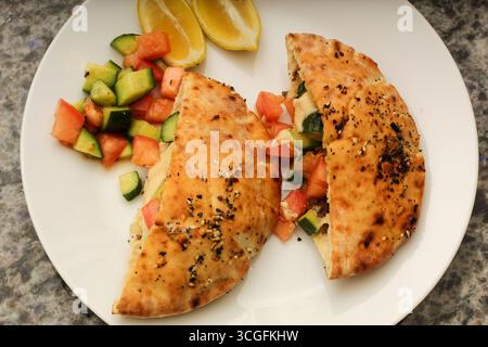 Pita-Brot gefüllt mit frischem Gemüse und Hummus Stockfoto