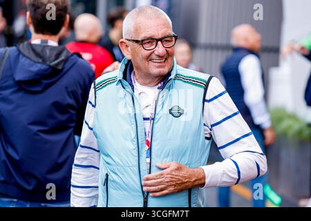 Zandvoort, Niederlande. August 2025. Viaplay-Moderator Allard Kalff aus den Niederlanden vor dem Start des Formel 1 Heineken Dutch Grand Prix 2025 auf dem Circuit Zandvoort am 28. August 2025 in Zandvoort, Niederlande. (Foto: Marcel ter Bals/MTB-Photo/Alamy Live News) Stockfoto