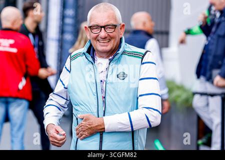 Zandvoort, Niederlande. August 2025. Viaplay-Moderator Allard Kalff aus den Niederlanden vor dem Start des Formel 1 Heineken Dutch Grand Prix 2025 auf dem Circuit Zandvoort am 28. August 2025 in Zandvoort, Niederlande. (Foto: Marcel ter Bals/MTB-Photo/Alamy Live News) Stockfoto