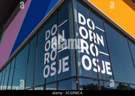 Eine detaillierte Aufnahme der farbenfrohen und geometrischen Fassade des Musikzentrums Doornroosje mit dem Namen auf der Glasfront. Nijmegen, Niederlande. 20. Juni Stockfoto