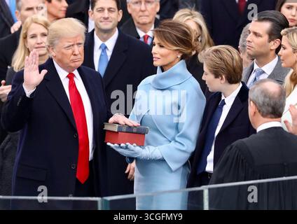 DONALD TRUMP wird am 20. Januar 2017 von Chief Justice John G. Roberts Jr. als Präsident vereidigt Stockfoto