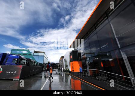 Zandvoort, Niederlande. August 2025. McLaren Wohnmobil im Fahrerlager. 28.08.2025. Formel-1-Weltmeisterschaft, Rd 15, Grand Prix Der Niederlande, Zandvoort, Niederlande, Vorbereitungstag. Quelle: James Moy/Alamy Live News Stockfoto