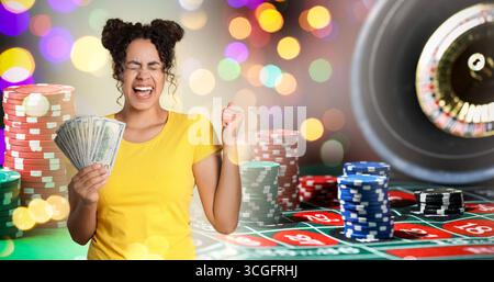 Glücklicher Spieler mit Geldfan, Casino-Chips und Roulette. Bannerdesign Stockfoto