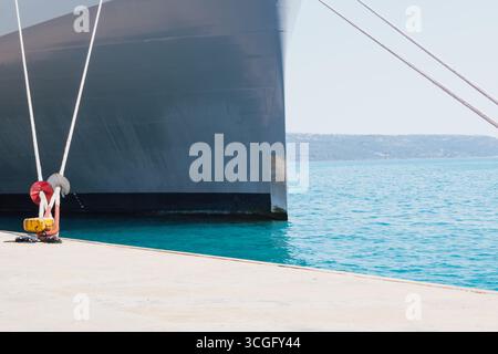 Festmachen eines Schiffes im Hafen mit Festmacherleinen an einem Schiffspoller am Kai Stockfoto