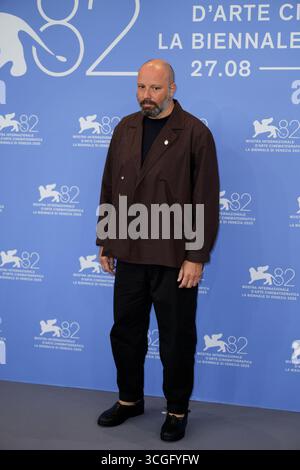 Venedig Lido, Italien. August 2025. Yorgos Lanthimos nimmt am Fotogespräch „Bugonia“ während des 82. Internationalen Filmfestivals von Venedig Teil. Quelle: SOPA Images Limited/Alamy Live News Stockfoto