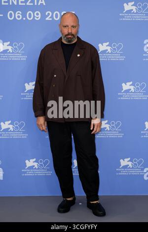 Venedig Lido, Italien. August 2025. Yorgos Lanthimos nimmt am Fotogespräch „Bugonia“ während des 82. Internationalen Filmfestivals von Venedig Teil. Quelle: SOPA Images Limited/Alamy Live News Stockfoto
