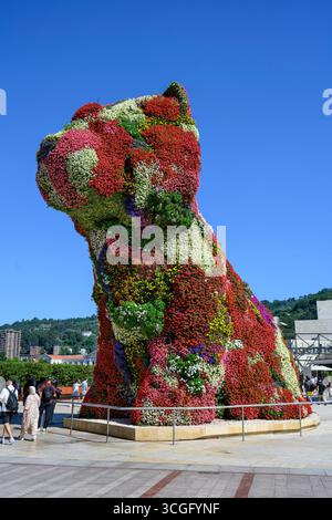 Eine Skulptur von Jeff Koons mit dem Titel Welpen vor dem Guggenheim Museum. Bilbao, Biskaya, Baskenland, Spanien, Europa Stockfoto