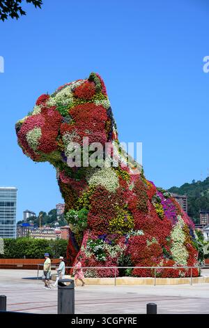 Eine Skulptur von Jeff Koons mit dem Titel Welpen vor dem Guggenheim Museum. Bilbao, Biskaya, Baskenland, Spanien, Europa Stockfoto