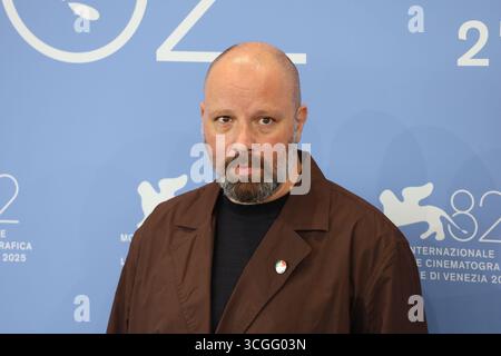 Venedig, Italien, 28. August 2025. Regisseur Yorgos Lanthimos beim Fotobesuch für den Film Bugonia beim 82. Internationalen Filmfestival von Venedig. Foto: Doreen Kennedy / Alamy Live News. Stockfoto