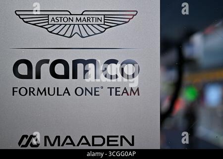 ZANDVOORT, NIEDERLANDE - 28. AUGUST: Eine allgemeine Ansicht des Aston Martin Aramco F1 Team-Logos während der Vorschauen vor dem Formel 1 Grand Prix der Niederlande auf dem Circuit Zandvoort am 28. August 2028 in Zandvoort, Niederlande. (Foto: Vince Mignott/Alamy Live News) Stockfoto