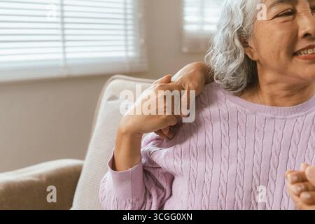 Glückliches Paar, das schöne Zeit zusammen in einem gemütlichen, modernen Zuhause verbringt. Sie unterhalten sich, trinken Kaffee, während die Frau auf einem Sofa sitzt und Stockfoto