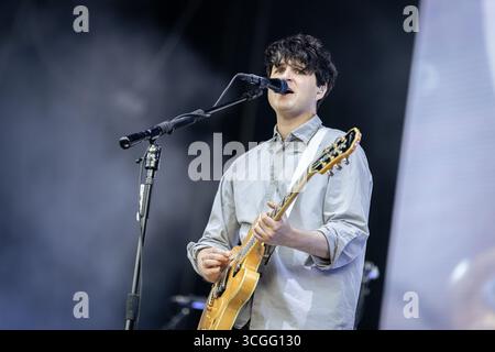Paris, Frankreich. August 2025. Ezra Koenig, die Leadsängerin und Gitarristin der Vampire Weekend Band, tritt live auf der Bühne des Rock en seine Musikfestivals auf. Vampire Weekend, die Indie-Rock-Band aus New York, trat am zweiten Tag des Rock en seine 2025 Musikfestivals im Domaine National Parc de Saint-Cloud in Paris auf. (Foto: Telmo Pinto/SOPA Images/SIPA USA) Credit: SIPA USA/Alamy Live News Stockfoto