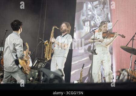 Paris, Frankreich. August 2025. Vampire Weekend, eine Indie-Rock-Band aus New York, tritt live auf der Bühne des Rock en seine-Musikfestivals auf. Vampire Weekend, die Indie-Rock-Band aus New York, trat am zweiten Tag des Rock en seine 2025 Musikfestivals im Domaine National Parc de Saint-Cloud in Paris auf. (Foto: Telmo Pinto/SOPA Images/SIPA USA) Credit: SIPA USA/Alamy Live News Stockfoto