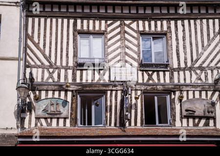 Alte Fachwerkhäuser in Honfleur, Normandie, Frankreich. Stockfoto