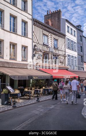 Alte Fachwerkhäuser in Honfleur, Normandie, Frankreich. Stockfoto