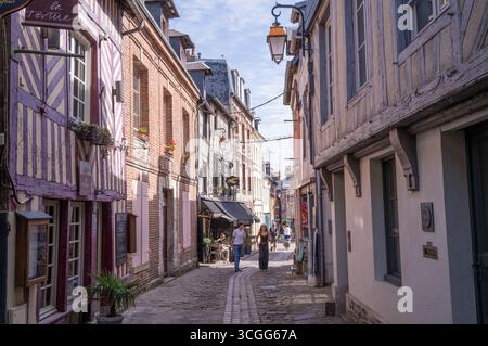 Alte Fachwerkhäuser in Honfleur, Normandie, Frankreich. Stockfoto