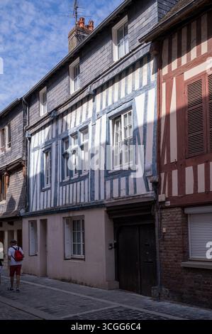 Alte Fachwerkhäuser in Honfleur, Normandie, Frankreich. Stockfoto