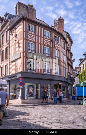 Alte Fachwerkhäuser in Honfleur, Normandie, Frankreich. Stockfoto