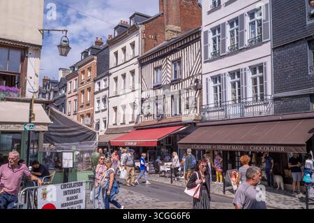 Alte Fachwerkhäuser in Honfleur, Normandie, Frankreich. Stockfoto