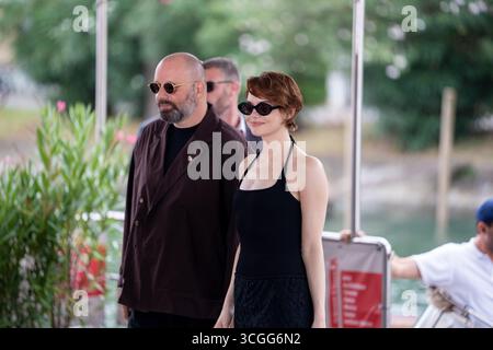 Venedig, Italien. August 2025. Yorgos Lanthimos und Emma Stone werden am 28. August 2025 auf dem 82. Internationalen Filmfestival in Venedig, Italien, gesehen. (Foto: Luca Carlino/NurPhoto) Credit: NurPhoto SRL/Alamy Live News Stockfoto