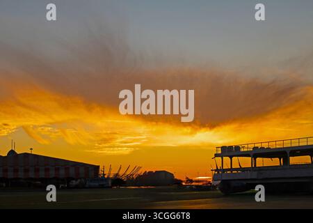 Dunkle Wolken bei Sonnenuntergang vor Sturm in Istanbul Stockfoto