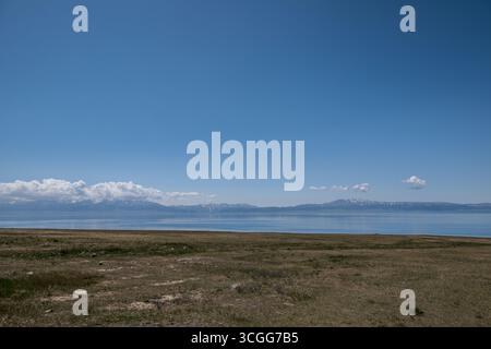Der Sayram Lake, oder Sailimu Lake, ist der höchste See in Xinjiang, eingebettet in das Hochgebirgsbecken des westlichen Abschnitts des Tianshan Mountains Stockfoto