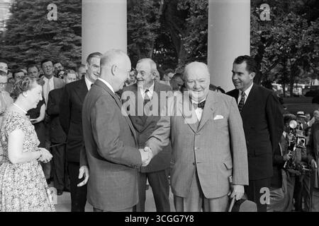 WASHINGTON DC, USA - 25. Juni 1954 - im Hintergrund trifft sich der britische Premierminister Winston Churchill mit Präsident Dwight D Eisenhower in Washington D.C. Stockfoto