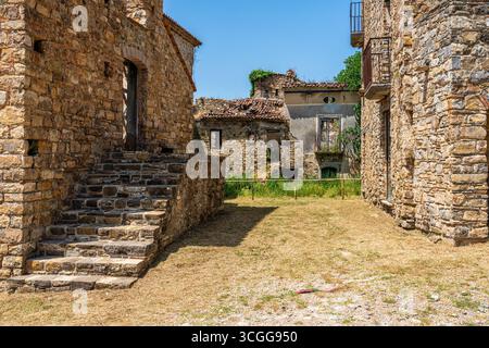 Roscigno Vecchio, altes verlassenes Dorf in der Provinz Salerno, Cilento, Kampanien, Italien. Stockfoto