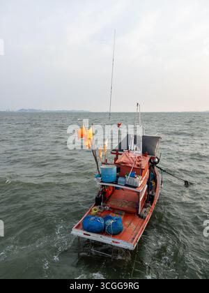 Ein kleines hölzernes Fischerboot mit Netzen und Ausrüstung, das in der Nähe der Küste angedockt ist, bereitet sich auf den Weg ins Meer für die tägliche Angelfahrt vor. Stockfoto