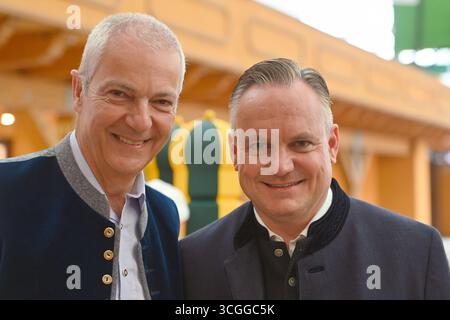 München, Deutschland. August 2025. Wiesenchef Dr. Christian SCHARPF, links:Hofbraeu Brauereidirektor Dr. Michael MOELLER, Oktoberfest:Präsentation des offiziellen Oktoberfest-Sammlerbechers 2025 am 28. August 2025 im Querbogenzelt auf der Theresienwiese, ? Quelle: dpa/Alamy Live News Stockfoto