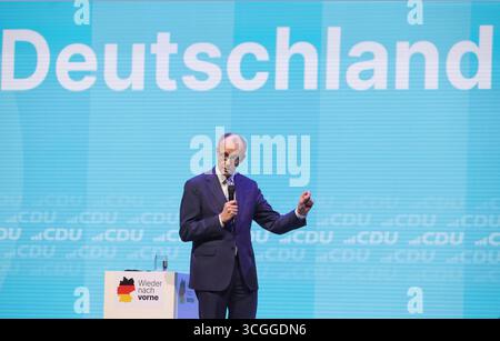 Oberhausen, Deutschland. Februar 2025. firo: Politik Bundestagswahlkampf 21.02.2025 CDU-Wahlkampf 2025 letzter Spurt des CDU-Vorsitzenden und Bundeskanzlerkandidaten Friedrich Merz Rede auf dem Podium Deutschland Credit: dpa/Alamy Live News Stockfoto