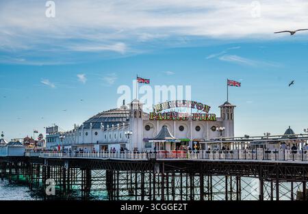 Ein Blick auf den Brighton Palace Pier, ein berühmtes Wahrzeichen, an einem hellen, sonnigen Tag im August 2025 Stockfoto