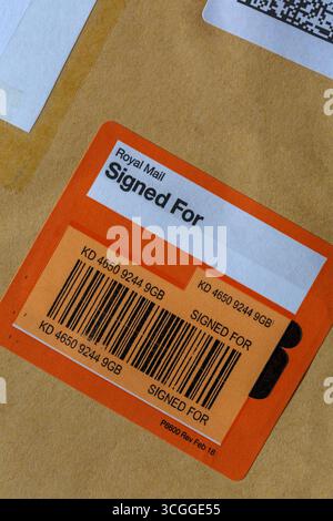 Royal Mail signiert für Aufkleber auf Paketbriefpost Stockfoto