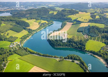 Luftbild, Hennesee und waldige Hügellandschaft, unten H1 am See Restaurant mit Gründach, Sandstrand und Erlebnisspielplatz Piraten Bucht Hennesee, Berghausen, Meschede, Sauerland, Nordrhein-Westfalen, Deutschland ACHTUNGxMINDESTHONORARx60xEURO *** Luftblick, Hennesee und bewaldete Hügellandschaft, unterhalb H1 beim Seerestaurant mit grünem Dach, Sandstrand und Abenteuerspielplatz Piratenbucht Hennesee, Berghausen, Meschede, Sauerland, Nordrhein-Westfalen, Deutschland ATTENTIONxMINDESTHONORARx60xEURO Stockfoto