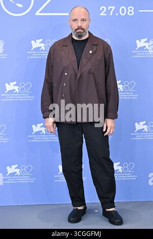 Venedig, Italien. August 2025. Yorgos Lanthimos besuchte den Bugonia Photocall im Rahmen des 82. Internationalen Filmfestivals von Venedig am 28. August 2025 im Lido in Venedig. Foto: Aurore Marechal/ABACAPRESS.COM Credit: Abaca Press/Alamy Live News Stockfoto
