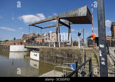 Fußgänger und Radfahrer überqueren die Llanthony Lift Bridge über den Gloucester and Sharpness Canal in Gloucester Docks, Gloucester, Goucestershire, Großbritannien Stockfoto