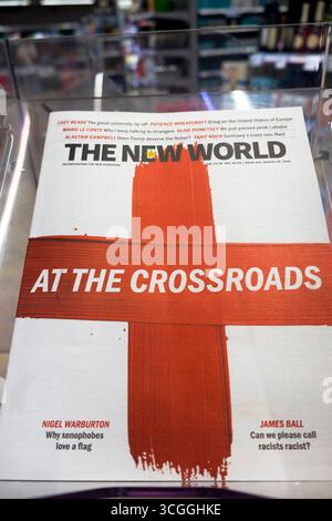 "AN DER KREUZUNG" die New World Magazine Schlagzeilen Titelseite ganz rechts Flaggensymbolbanner auf Cover rotes Kreuz auf weißem Hintergrund 2025 UK Stockfoto