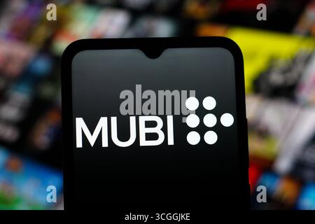 In dieser Abbildung wird das Mubi-Logo auf einem Smartphone-Bildschirm angezeigt. Stockfoto