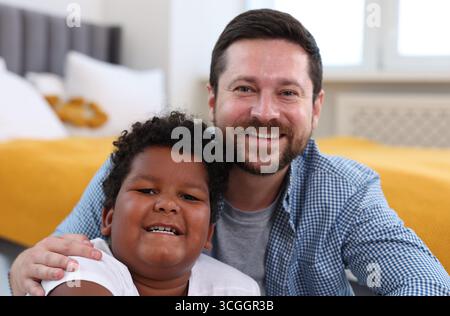 Annahme. Vater und Sohn zu Hause Stockfoto