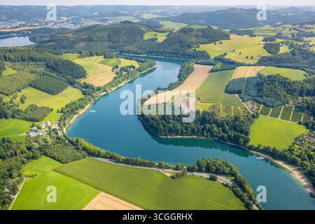Luftbild, Hennesee und waldige Hügellandschaft, unten H1 am See Restaurant mit Gründach, Sandstrand und Erlebnisspielplatz Piraten Bucht Hennesee, Berghausen, Meschede, Sauerland, Nordrhein-Westfalen, Deutschland ACHTUNGxMINDESTHONORARx60xEURO *** Luftblick, Hennesee und bewaldete Hügellandschaft, unterhalb H1 beim Seerestaurant mit grünem Dach, Sandstrand und Abenteuerspielplatz Piratenbucht Hennesee, Berghausen, Meschede, Sauerland, Nordrhein-Westfalen, Deutschland ATTENTIONxMINDESTHONORARx60xEURO Stockfoto