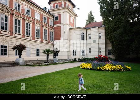 Lancut, Polen Anwesen mit historischer Architektur, Landschaftsgarten und einem Wanderkind. Stockfoto
