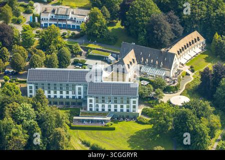 Luftbild, Welcome Hotel Meschede/Hennesee mit Solardach und Wintergarten, Berghausen, Meschede, Sauerland, Nordrhein-Westfalen, Deutschland ACHTUNGxMINDESTHONORARx60xEURO *** Luftansicht, Welcome Hotel Meschede Hennesee mit Sonnendach und Wintergarten, Berghausen, Meschede, Sauerland, Nordrhein-Westfalen, Deutschland ATTENTIONxMINDESTHONORARx60xEURO Stockfoto