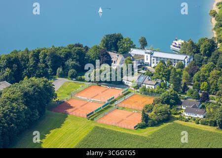 Luftbild, Welcome Hotel Meschede/Hennesee und Tennisplatz, Hennesee mit Segelboot, Meschede-Stadt, Meschede, Sauerland, Nordrhein-Westfalen, Deutschland ACHTUNGxMINDESTHONORARx60xEURO *** Luftansicht, Welcome Hotel Meschede Hennesee und Tennisplatz, Hennesee mit Segelboot, Meschede Stadt, Meschede, Sauerland, Nordrhein-Westfalen, Deutschland ACHTUNGxMINDESTHONORARx60xEURO Stockfoto
