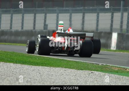 Mugello, Italien - 27. Oktober 2007: Unbekannter Lauf mit dem historischen Ferrari F1 312T Jahr 1975 ex Niki Lauda während der Veranstaltung der Ferrari Racing Days Jahr 200 Stockfoto