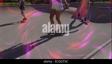 Eine reitende Frau mit violettem Tanktop, die auf dem Skateboard im Skateboard im Skateboard balanciert, mit Skateboards Stockfoto